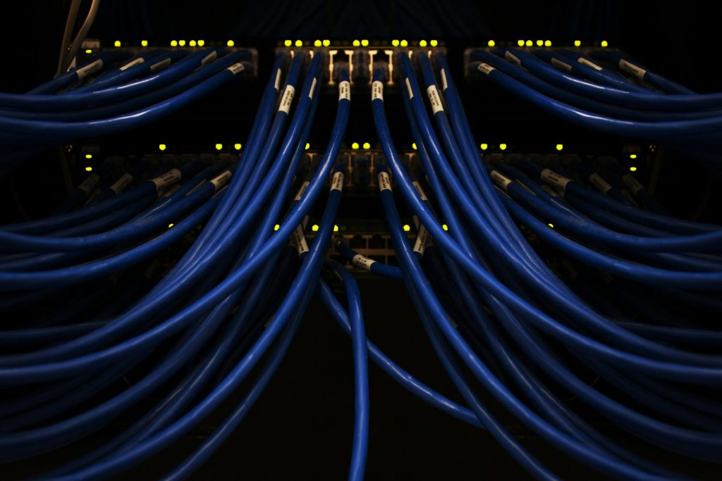 ein Bündel blauer Kabel, die miteinander verbunden sind, Serverraum